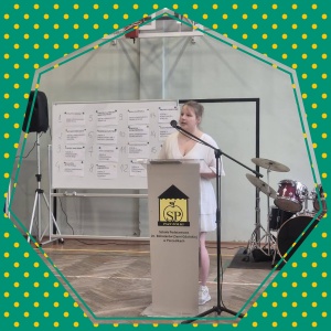 Maja Piankowska podczas występu na konkursie oratorskim